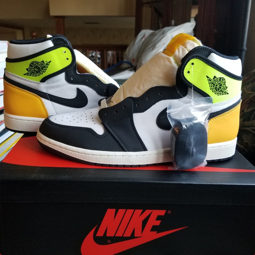 Jordan 1 Retro High OG Volt size 11